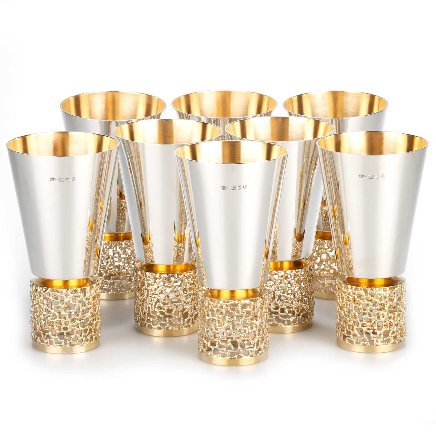 Lot 254 - STUART DEVLIN: A SET OF EIGHT SILVER AND SILVER-GILT GOBLETS