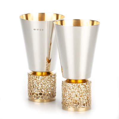 Lot 254 - STUART DEVLIN: A SET OF EIGHT SILVER AND SILVER-GILT GOBLETS