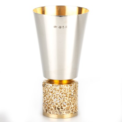 Lot 254 - STUART DEVLIN: A SET OF EIGHT SILVER AND SILVER-GILT GOBLETS
