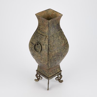Lot 134 - A CHINESE BRONZE VASE