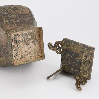 Lot 134 - A CHINESE BRONZE VASE