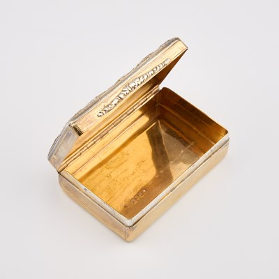Lot 427 - A GEORGE IV SILVER-GILT SNUFF BOX