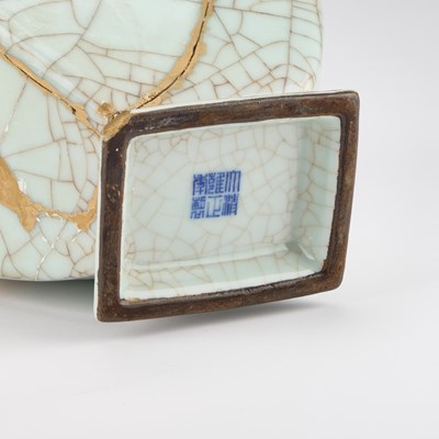 Lot 96 - A CHINESE CELADON VASE, QING DYNASTY
