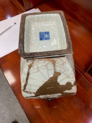 Lot 96 - A CHINESE CELADON VASE, QING DYNASTY
