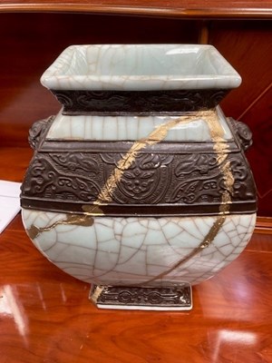Lot 96 - A CHINESE CELADON VASE, QING DYNASTY