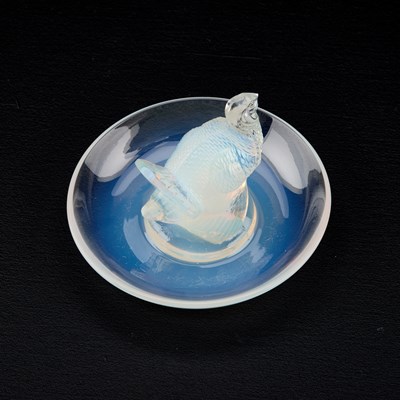 Lot 33 - RENÉ LALIQUE (FRENCH, 1860-1945), 'DINDON', A CENDRIER, DESIGNED 1925