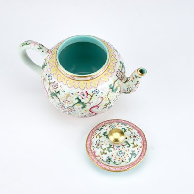Lot 147 - A CHINESE FAMILLE ROSE TEAPOT