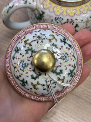 Lot 147 - A CHINESE FAMILLE ROSE TEAPOT