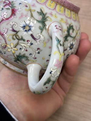 Lot 147 - A CHINESE FAMILLE ROSE TEAPOT