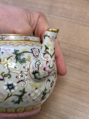 Lot 147 - A CHINESE FAMILLE ROSE TEAPOT