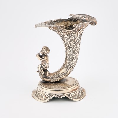 Lot 328 - AN EDWARDIAN SILVER VASE