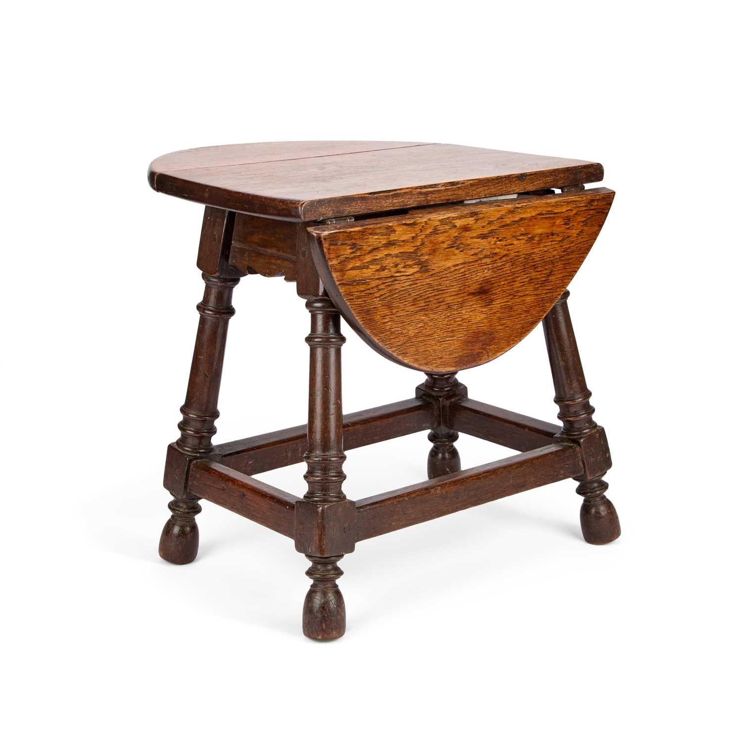 Lot 809 - A SMALL OAK DROP-LEAF OCCASIONAL TABLE