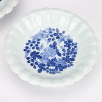 Lot 140 - A PAIR OF JAPANESE NABESHIMA PORCELAIN DISHES