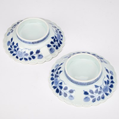 Lot 140 - A PAIR OF JAPANESE NABESHIMA PORCELAIN DISHES