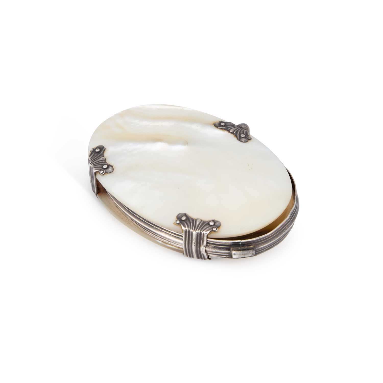 Lot 566 - A GEORGE III SILVER-MOUNTED MOTHER-OF-PEARL MAGNIFYING GLASS