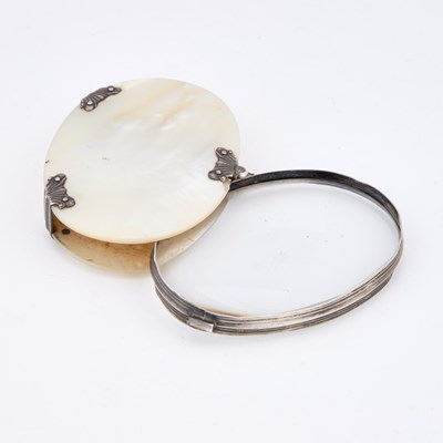 Lot 566 - A GEORGE III SILVER-MOUNTED MOTHER-OF-PEARL MAGNIFYING GLASS