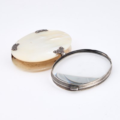 Lot 566 - A GEORGE III SILVER-MOUNTED MOTHER-OF-PEARL MAGNIFYING GLASS