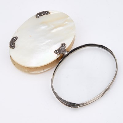 Lot 566 - A GEORGE III SILVER-MOUNTED MOTHER-OF-PEARL MAGNIFYING GLASS