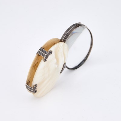 Lot 566 - A GEORGE III SILVER-MOUNTED MOTHER-OF-PEARL MAGNIFYING GLASS