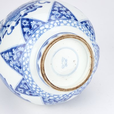 Lot 126 - A CHINESE BLUE AND WHITE PORCELAIN VASE