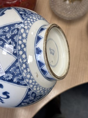 Lot 126 - A CHINESE BLUE AND WHITE PORCELAIN VASE