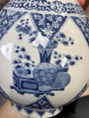 Lot 126 - A CHINESE BLUE AND WHITE PORCELAIN VASE