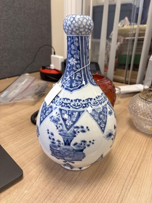 Lot 126 - A CHINESE BLUE AND WHITE PORCELAIN VASE