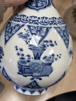 Lot 126 - A CHINESE BLUE AND WHITE PORCELAIN VASE