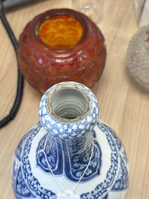 Lot 126 - A CHINESE BLUE AND WHITE PORCELAIN VASE