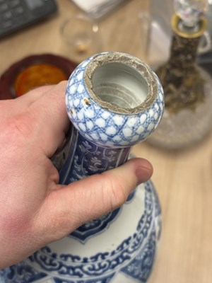 Lot 126 - A CHINESE BLUE AND WHITE PORCELAIN VASE