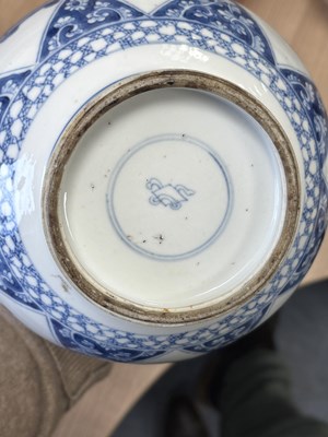 Lot 126 - A CHINESE BLUE AND WHITE PORCELAIN VASE