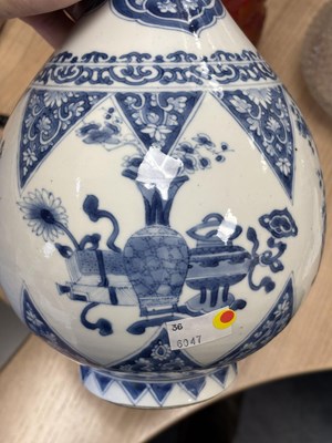 Lot 126 - A CHINESE BLUE AND WHITE PORCELAIN VASE