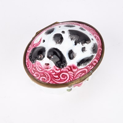 Lot 776 - A SOUTH STAFFORDSHIRE ENAMEL SPANIEL BONBONNIÈRE