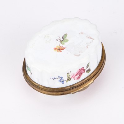 Lot 776 - A SOUTH STAFFORDSHIRE ENAMEL SPANIEL BONBONNIÈRE