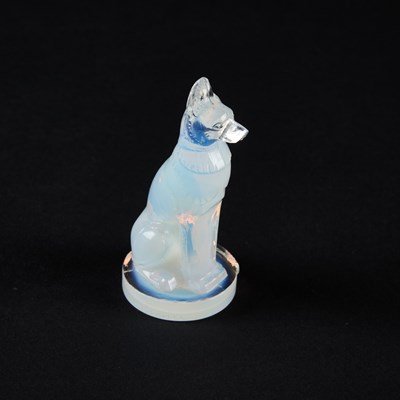 Lot 71 - RENÉ LALIQUE (FRENCH, 1860-1945), A 'CHIEN' CACHET