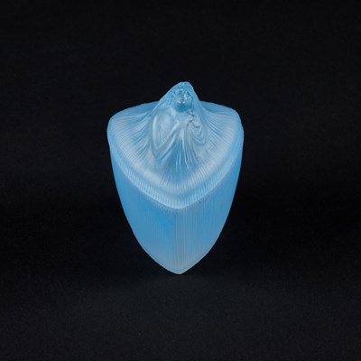 Lot 68 - RENÉ LALIQUE (FRENCH, 1860-1945), A 'TETE DE FEMME' BOX AND COVER, FOR COTY