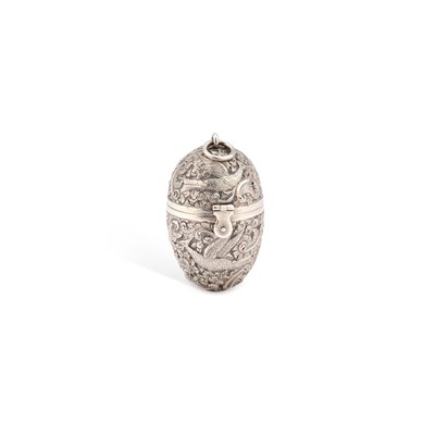 Lot 425 - A VICTORIAN SILVER SEWING EGG