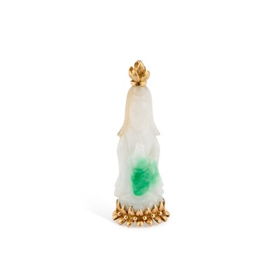 Lot 571 - A CHINESE 14K GOLD MOUNTED JADE PENDANT