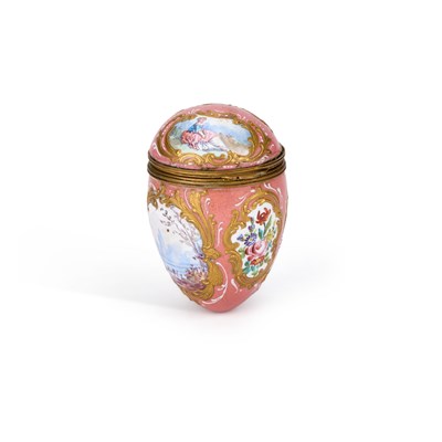 Lot 796 - A SOUTH STAFFORDSHIRE ENAMEL EGG-SHAPED BONBONNIÈRE