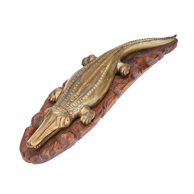 Lot 798 - A HORN CARVING OF A CROCODILE