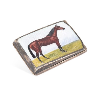 Lot 223 - AN EARLY 20TH CENTURY STERLING SILVER AND ENAMEL VESTA CASE