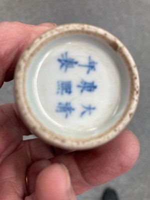 Lot A CHINESE PORCELAIN SNUFF BOTTLE