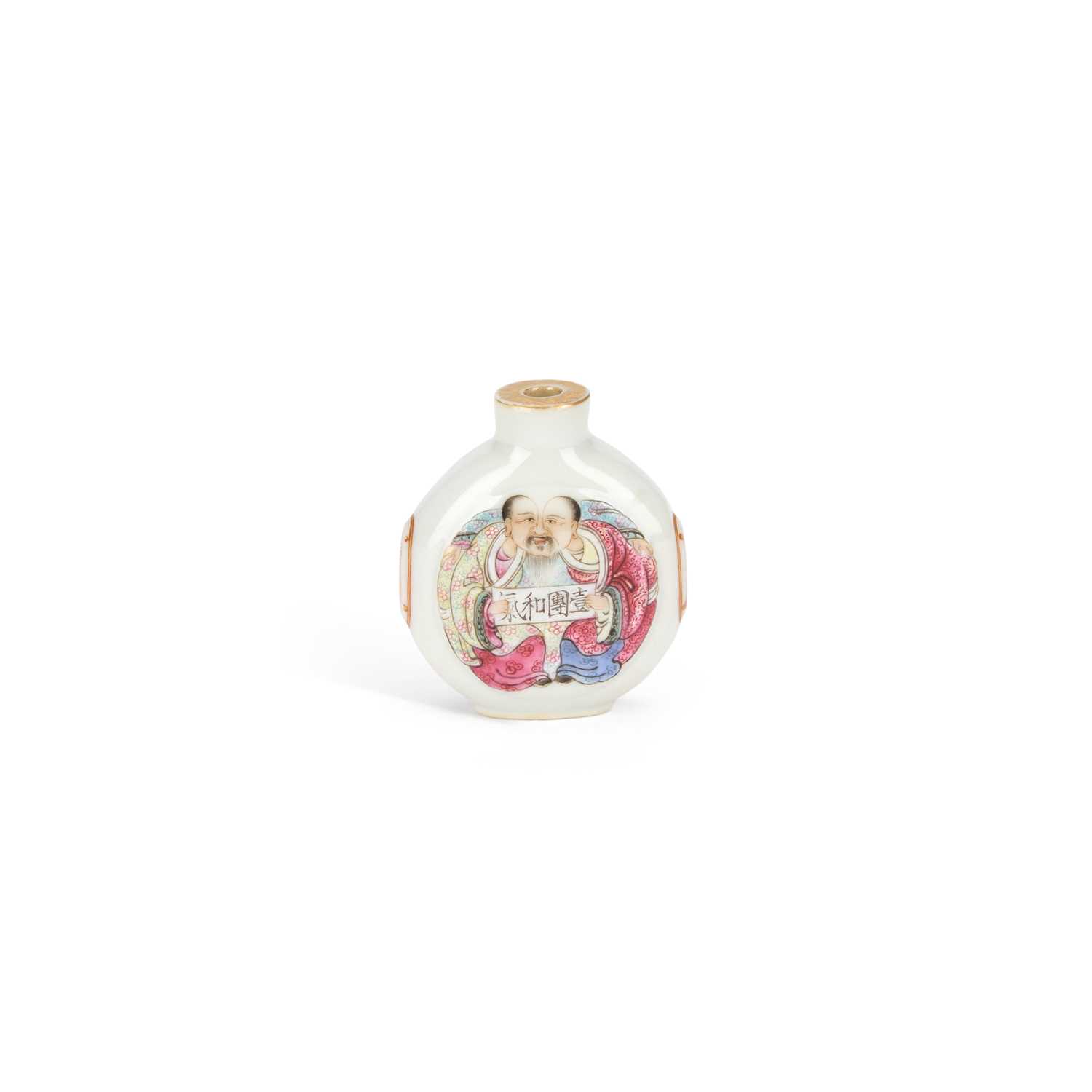 Lot A CHINESE FAMILLE ROSE PORCELAIN SNUFF BOTTLE