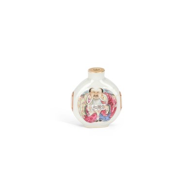 Lot 537 - A CHINESE FAMILLE ROSE PORCELAIN SNUFF BOTTLE