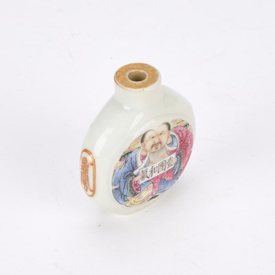 Lot A CHINESE FAMILLE ROSE PORCELAIN SNUFF BOTTLE
