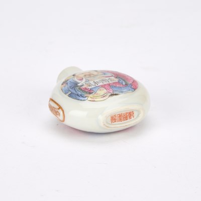 Lot A CHINESE FAMILLE ROSE PORCELAIN SNUFF BOTTLE