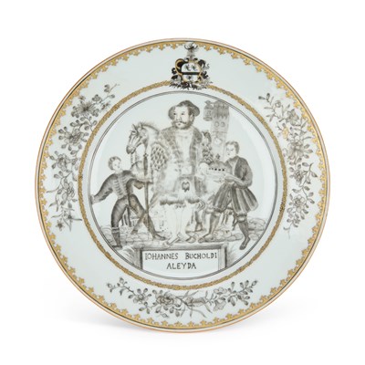 Lot 496 - A CHINESE EXPORT ARMORIAL STYLE PORCELAIN PLATE