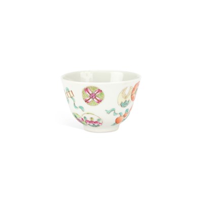 Lot 527 - A CHINESE FAMILLE ROSE PORCELAIN WINE CUP