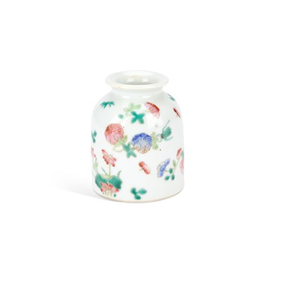 Lot 507 - A CHINESE FAMILLE ROSE PORCELAIN JAR