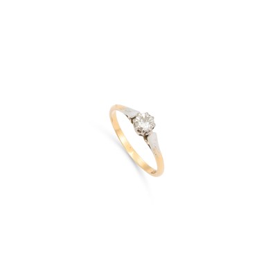 Lot 724 - A SOLITAIRE DIAMOND RING